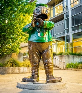 Statue of the UO Duck making an O with its hands.